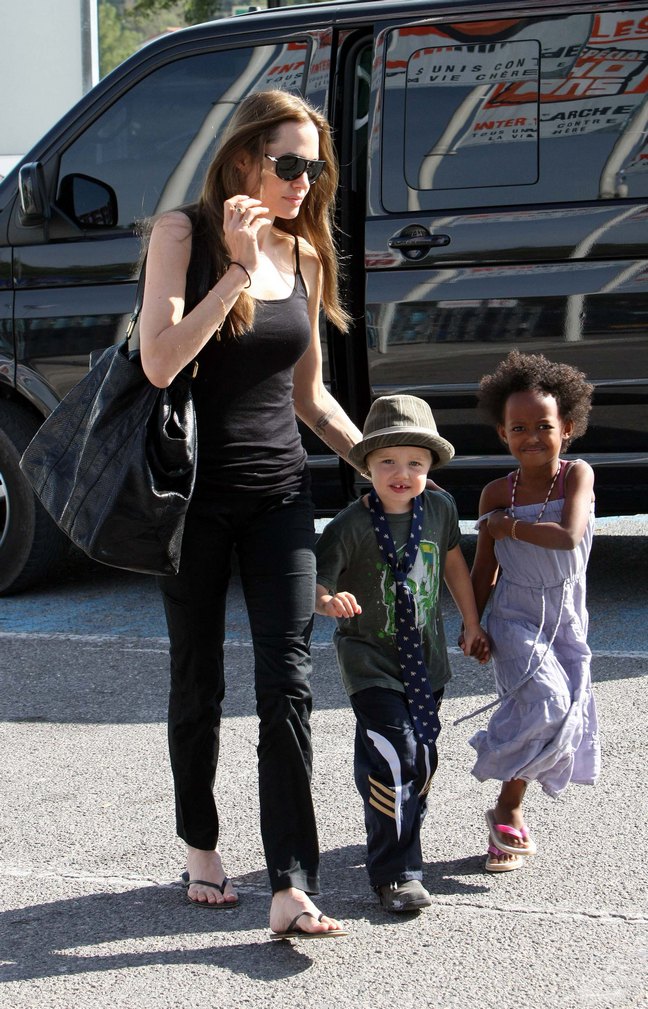 Angelina Jolie, black tank top, back pants, black flip flops, sunglasses, black tote bag